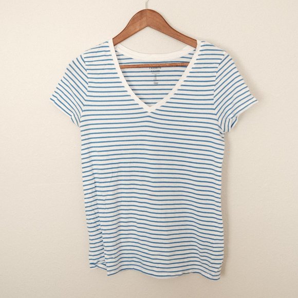 GAP Favorite Tee V Neck - Picture 1 of 3